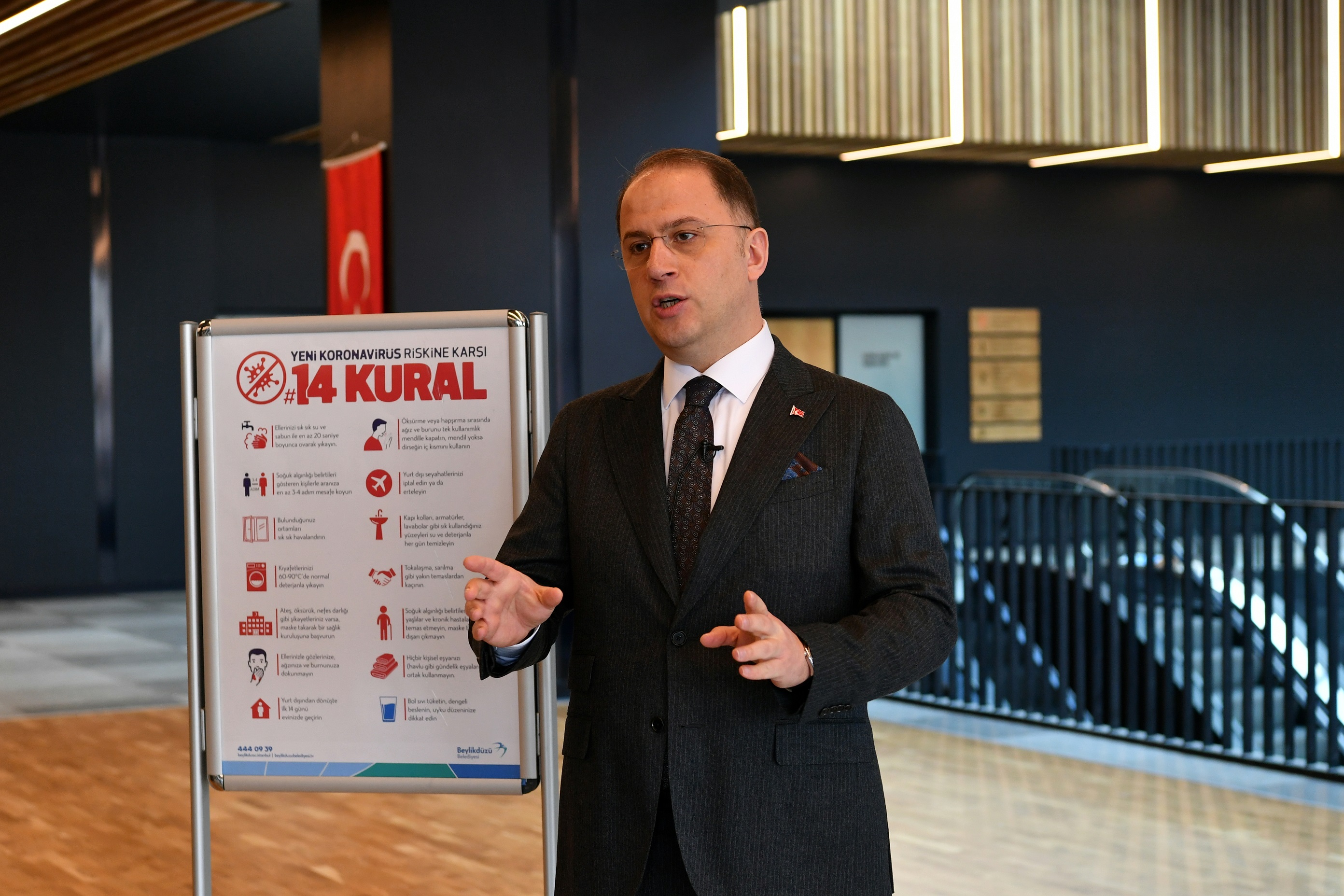 BEYLİKDÜZÜ BELEDİYE BAŞKANI ÇALIK, 14 ALTIN KURAL BROŞÜRÜ DAĞITTI